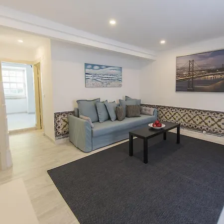 Traditional Duplex With Terrace In Principe Real *