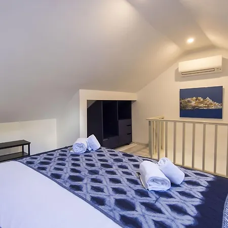 Traditional Duplex With Terrace In Principe Real 아파트 *
