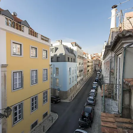Traditional Duplex With Terrace In Principe Real *