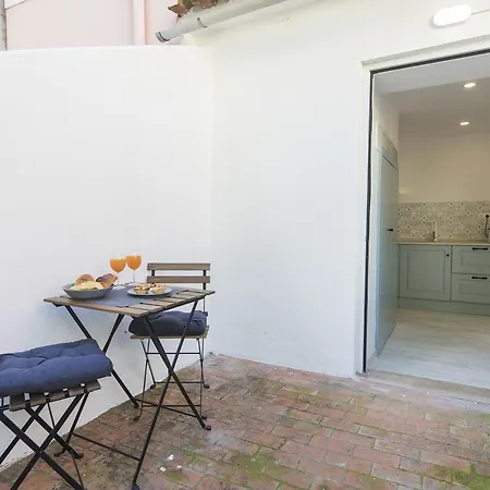 Traditional Duplex With Terrace In Principe Real